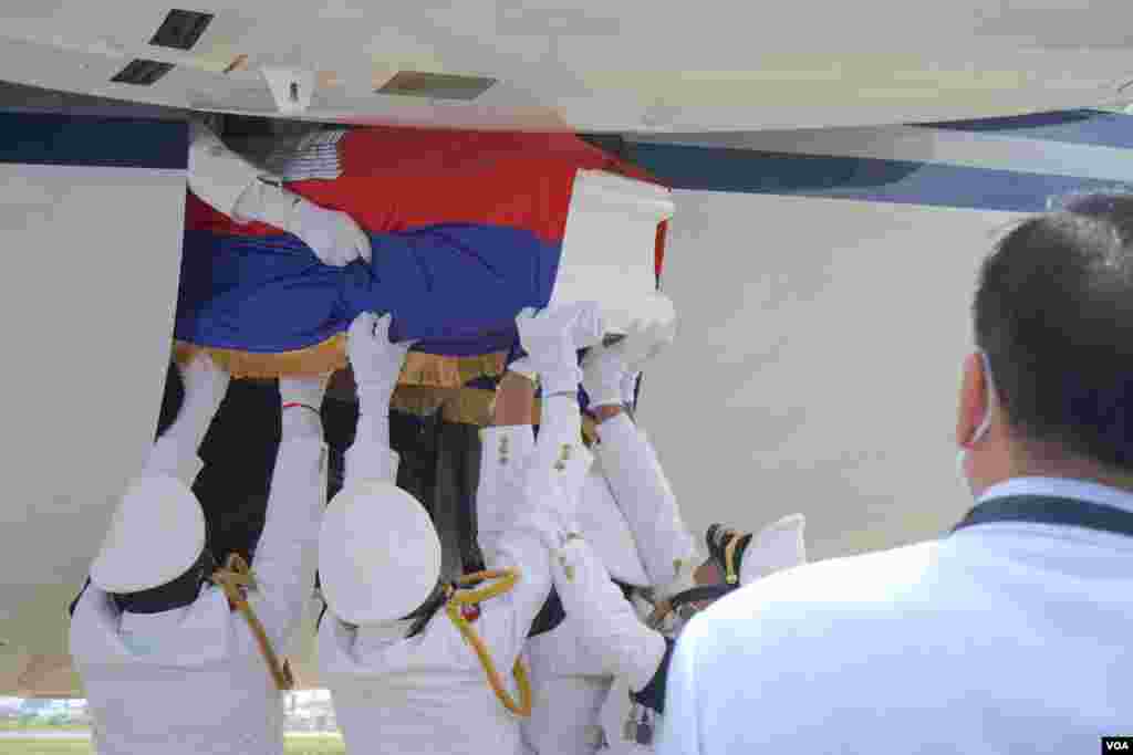 ព្រះសព​សម្តេច​ក្រុមព្រះ​ នរោត្តម​ រណឫទ្ធិ​ ត្រូវ​បាន​ដឹក​មក​ដល់​ព្រលាន​យន្តហោះ​អន្តរជាតិ​ភ្នំពេញ នៅថ្ងៃ​អាទិត្យ​ ទី​៥​ ខែធ្នូ​ ឆ្នាំ២០២១។​ (ខាន់ សុគុំមនោ​/វីអូអេ)