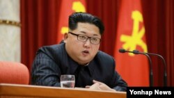 북한 '수소탄 시험 성공' 핵과학자 등에 대한 '당 및 국가 표창' 수여식이 12일 노동당 중앙위원회 사무실에서 열렸다고 노동신문이 13일 보도했다. 김정은 국방위원회 제1위원장이 수여식에서 발언하는 모습이다. 