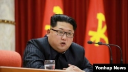 지난달 13일 북한의 김정은 국방위원회 제1위원장이 북한 '수소탄 시험 성공' 핵과학자 등에 대한 '당 및 국가 표창' 수여식에서 발언하고 있다. (자료사진) 