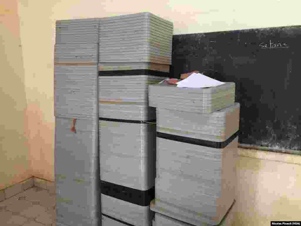 Des urnes pour le scrutin du 21 février sont stockées à la mairie du 5e arrondissement de Niamey. (VOA/Nicolas Pinault)