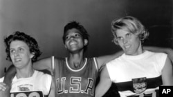 1960년 9월 5일 이탈리아 로마 올림픽 여자 육상 200m 경기 직후 미국 대표 윌마 루돌프(가운데)와 영국의 도로시 하이먼(왼쪽), 서독의 제이 하이네가 기념사진을 찍고 있다. 