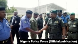 L'inspecteur général de la police nigériane, Ibrahim K. Idris, passe ses troupes en revue, Nigeria, 19 février 2018.