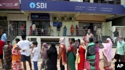 ប្រជាជន​ឥណ្ឌា​នាំ​គ្នា​ឈរ​តម្រង់​ជួរ​​នៅ​ខាង​ក្រៅ​ធនាគារ​មួយ​ដើម្បី​ចាំ​ដក​ប្រាក់​ជំនួយ​មនុស្សធម៌ ដែល​រដ្ឋាភិបាល​បាន​ដាក់​ចូល​ក្នុង​គណនី​ធនាគារ​របស់​ពួកគេ​ ក្នុង​អំឡុងពេល​អនុវត្ត​វិធានការ​ហាមឃាត់​មិន​ឲ្យ​ពលរដ្ឋ​ចេញ​ក្រៅ​ផ្ទះ ដើម្បី​ទប់ស្កាត់​ការ​ឆ្លង​រាលដាល​ជំងឺ​កូវីដ១៩។ 