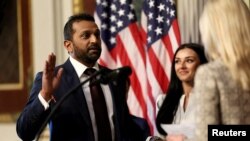 แคช พาเทล สาบานตนเข้ารับตำแหน่งผู้อำนวยการเอฟบีไอที่อาคารฝ่ายบริหาร กรุงวอชิงตัน วันที่ 21 กุมภาพันธ์ 2025 (ที่มา: Reuters)