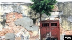 Graffiti colors a wall in Penang, Malaysia. (VOA News)