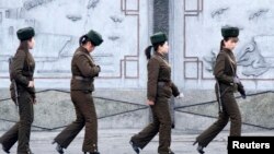 ទាហាន⁣ប្រទេស​កូរ៉េ​ខាងជើងដើរ⁣ល្បាត⁣តាម⁣ដងទន្លេ Yalu River នៅជិតភូមិ Sinuiju ។​