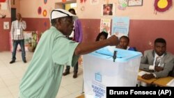 Un electeur vote à Luanda, le 23 aout 2017