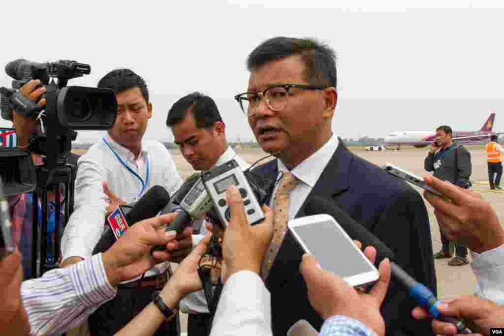 លោក ហង់ ជួនណារ៉ុន រដ្ឋមន្ត្រី​ក្រសួង​អប់រំ​​ថ្លែង​ទៅ​កាន់​អ្នក​កាសែត​នៅ​ក្រោយ​ការ​ចាក​ចេញ​របស់​ លោកស្រី Michelle Obama ភរិយា​ប្រធានាធិបតី​សហរដ្ឋ​អាមេរិក​ នៅ​អាកាសយានដ្ឋាន​អន្តរជាតិ​សៀមរាប កាល​ពី​ព្រឹក​ថ្ងៃ​អាទិត្យ ទី​២២ ខែ​មីនា ឆ្នាំ​២០១៥។ (នៅ វណ្ណារិន/VOA)