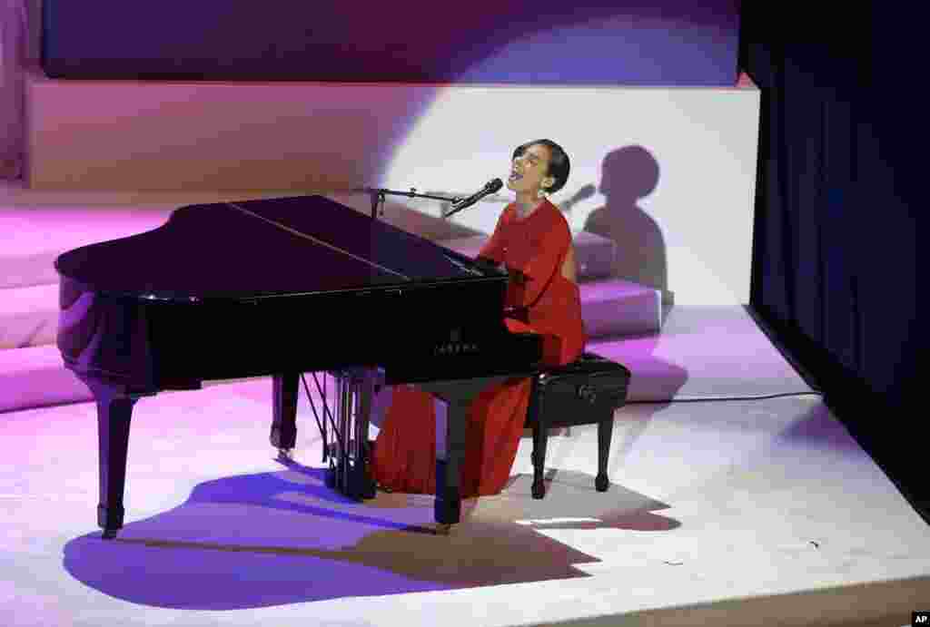 Penyanyi Alicia Keys tampil dalam pesta dansa Komandan Tertinggi Militer di Washington Convention Center (21/1).