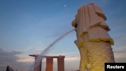 Patung Merlion lambang Singapura di daerah Marina Bay. 