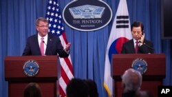 지난달 20일 미국 워싱턴에서 애슈턴 카터 미국 국방장관(왼쪽)과 한민구 한국 국방장관이 공동기자회견을 가졌다.