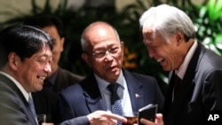 新加坡国防部长黄永宏（右）与其他国家的国防官员交谈 