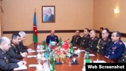 Türkiyə Silahlı Qüvvələrinin nümayəndə heyəti ilə Azərbaycan müdafiə naziri Zakir Həsənovun görüşü (Foto Müdafiə Nazirliyinin rəsmi saytından götürülüb)