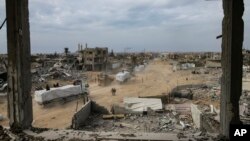 Truk bantuan kemanusiaan masuk melalui penyeberangan Kerem Shalom dari Mesir ke Jalur Gaza, di Rafah, 22 Januari 2025. (Foto:
Jehad Alshrafi/AP Photo)