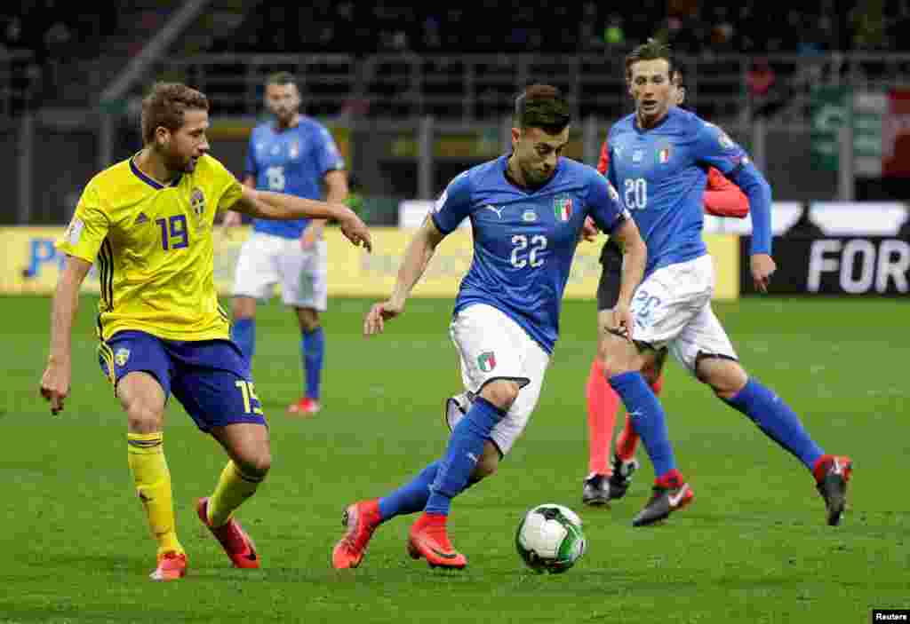 L&#39;Italien Stephan El Shaarawy en action contre le Suédois Marcus Rohden, lors du match de qualification au Mondial 2018, à Milan, le 13 novembre 2017.