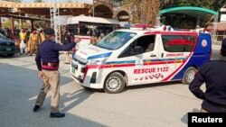 មន្ត្រី​ប៉ូលិស​ម្នាក់​សម្រួលចរាចរណ៍ បន្ទាប់​ពី​មាន​ការ​បំផ្ទុះ​គ្រាប់បែក​អត្តឃាត​នៅ​ក្នុង​វិហារ​ឥស្លាម នៅ​ក្នុង​ក្រុង Peshawar ប្រទេស​ប៉ាគីស្ថាន នៅ​ថ្ងៃទី៣០ ខែមករា ឆ្នាំ២០២៣។