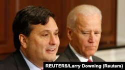 Arhiva - Robert Klejn (L) i Džozef Bajden (D) tokom susreta o krizi koju je izazvala epidemija ebola; novembar 2014 (Foto: REUTERS/Larry Downing)