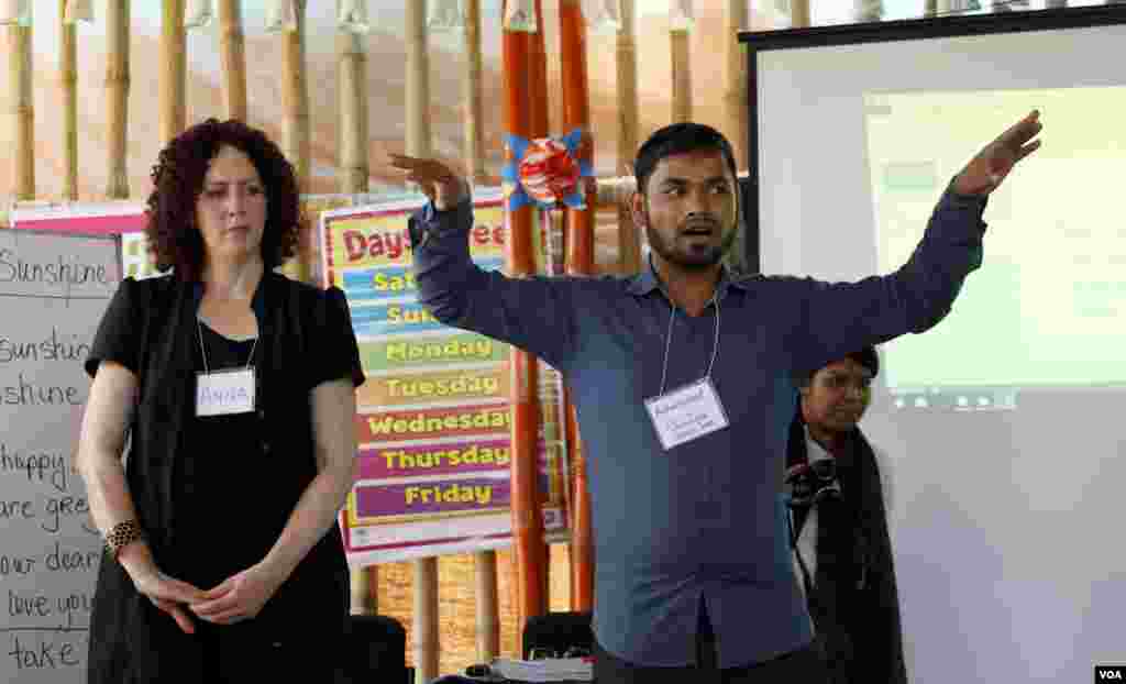 VOA Learning English&#39;s Anna Matteo trains English teachers at Rohingya refugees&#39; Camp 4 in Cox&#39;s Bazar Mar. 30, 2019. (Hai Do/VOA)