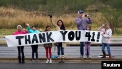 មនុស្សម្នា​ចេញ​មក​បង្ហាញ​ការ​គោរព​ដល់​លោក​អតីត​ប្រធានាធិបតី George H.W. Bush កាលពី​ថ្ងៃទី៦ ខែធ្នូ ឆ្នាំ២០១៨។