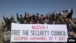 Aksi unjuk rasa menentang veto Russia atas intervensi militer PBB di Suriah, Kanfranbel, Idlib (20/1).