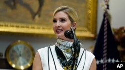 Ivanka Trump, putri Presiden Donald Trump, berbicara dalam sebuah acara mengenai rantai pasokan makanan dan pandemi corona, di Ruang Roosevelt Gedung Putih, Selasa, 19 Mei 2020, di Washington. (Foto: AP / Evan Vucci)