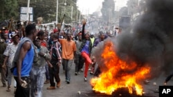 Des partisans du leader de l’opposition Raila Odinga érigent des barricades à Kibera, Nairobi, Kenya, 12 août 2017.