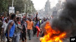 Magoya bayan Ra'ila Odinga suka hura wuta domin toshe hanya a wata unguwar talaka a Nairobi.