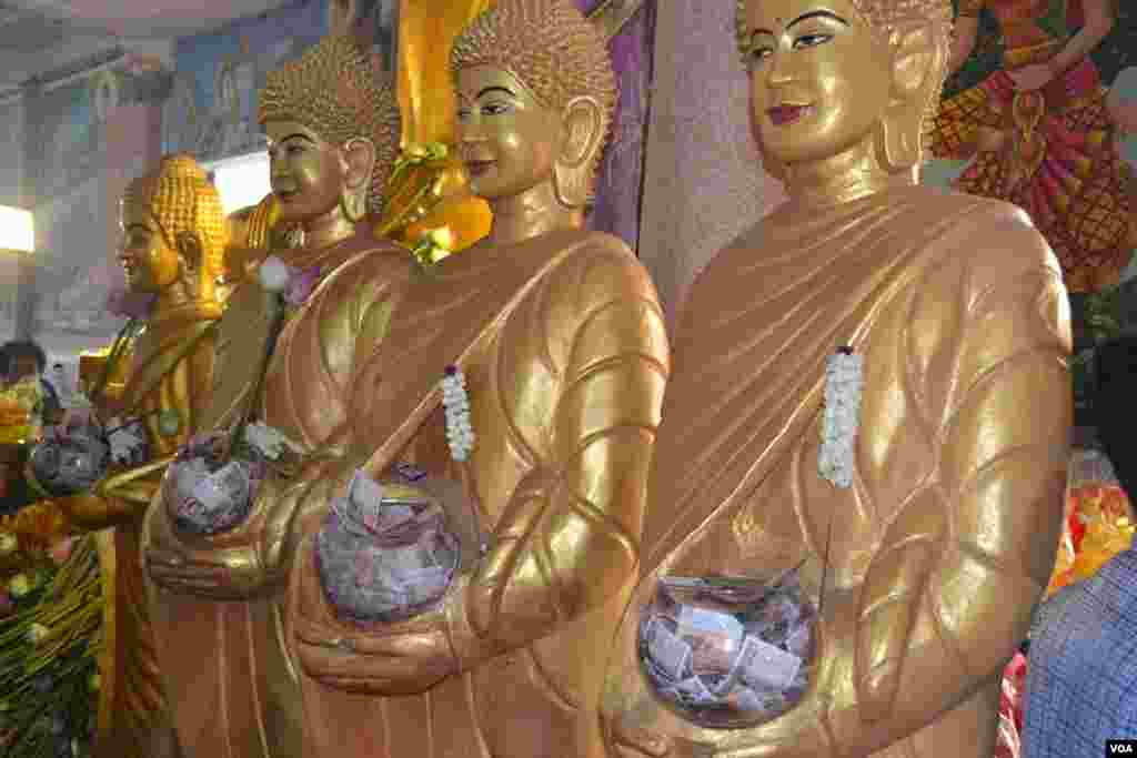 ថវិកា​ជា​បច្ច័យ​ដោយពុទ្ធសាសនិកនៅ​ថ្ងៃ​បុណ្យ​ភ្ជុំបិណ្ឌ ក្នុង​វត្ត​មួយ​នៅ​ជាយ​ក្រុង​ភ្នំពេញ​⁠ កាល​ពី​ថ្ងៃ​អង្គារ ទី​០៩ ខែ​តុលា ឆ្នាំ​២០១៨។⁠ (ណឹម សុភ័ក្រ្តបញ្ញា/VOA)