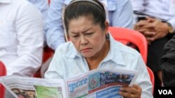 រូបឯកសារ៖ ស្រ្តី​អ្នក​គាំទ្រ​គណបក្ស​ប្រជាជន​កម្ពុជា​ម្នាក់​អាន​ការសែត​«​ប្រជាជន​»​​​​អំឡុង​ពេល​នៃ​ការ​រំឭក​ខួបទី​៦៥​នៃ​ថ្ងៃ​បង្កើត​គណបក្ស​ប្រជាជន​កម្ពុជា​នៅ​ទីស្នាក់​ការ​កណ្ដាល​គណបក្ស​នៅ​រាជធានី​ភ្នំពេញ ថ្ងៃ​ទី​២៨ ​ខែ​មិថុនា​ឆ្នាំ​២០១៦​​។ (ឡេង ឡែន/វីអូអេ)