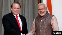 PM India Narendra Modi (kanan) berjabat tangan dengan PM Pakistan Nawaz Sharif sebelum memulai pertemuan bilateral di New Delhi, India (27/5).