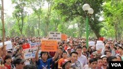 5月11日大约500名越南人在首都河内市中心的公园里举行示威抗议中国在南中国海有争议海域架设钻井平台