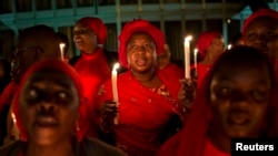 Warga Nigeria mengadakan doa bersama dan penyalaan lilin di ibukota Abuja hari Rabu (14/5) malam. 