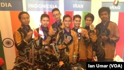 Tim Robotik Indonesia dari Madrasah Aliyah TechnoNatura, Depok, memamerkan robot dan medali perak mereka.