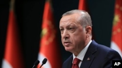 លោក​ប្រធានាធិបតី​តួកគី Recep Tayyip Erdogan ប្រកាស​ពី​ការ​បោះឆ្នោត​ប្រធានាធិបតី និង​សភា​មុន​កាល​កំណត់ នៅ​វិមាន​ប្រធានាធិបតី ក្នុង​ក្រុង​អង់ការ៉ា ប្រទេស​តួកគី កាលពី​ថ្ងៃទី១៨ ខែមេសា ឆ្នាំ២០១៨។