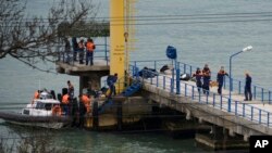 Des morceaux d'avions et des corps sont retrouvés dans la mer noire, près de Sochi, en Russie, le 25 décembre 2016.