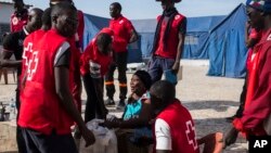Des employés de la croix Rouge dans le village de Karanga, Sénégal, 19 janvier 2017.