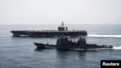 Kapal induk AS USS Theodore Roosevelt dan kapal penjelalah USS Normandy melakukan operasi pengamanan di perairan lepas pantai Yaman (21/4).