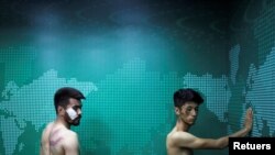 Video jurnalis Neamat Naghdi, 28, dan rekannya Taqi Daryabi, 22, yang berprofesi sebagai video editor menunjukkan luka luka akibat serangan Taliban di badan mereka di kantor surat kabar Etilaatroz, tempat mereka bekerja, pada 9 September 2021. (Foto: WANA via Reuters)