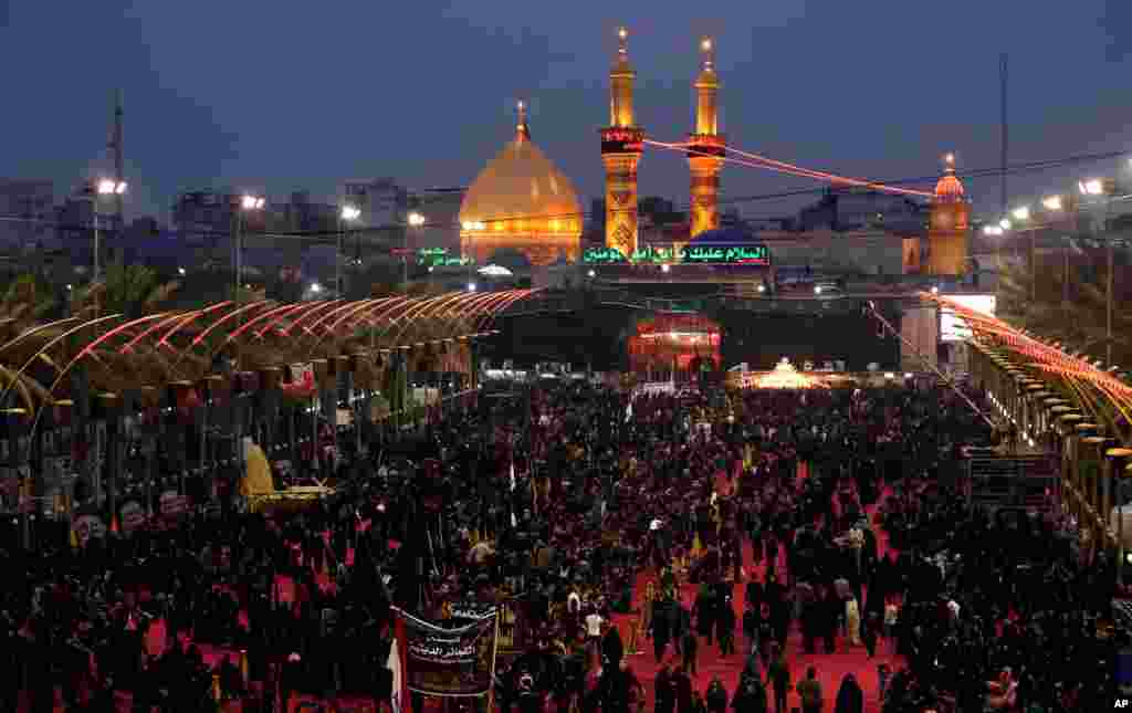 Para penganut Syiah berkumpul di antara tempat suci Imam Hussein dan Imam Abbas, dalam perayaan Ashura di Karbala, Irak (12/11). (AP/Hadi Mizban)