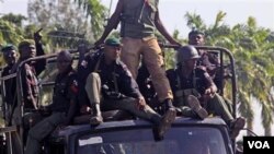 Polisi Nigeria melakukan patroli di Nigeria Utara yang sering diserang kelompok Boko Haram (foto: dok.).