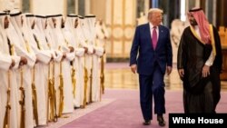 محمد بن‌سلمان، ولیعهد عربستان سعودی، از رییس جمهور ترمپ، در میدان هوایی پذیرایی کرد.