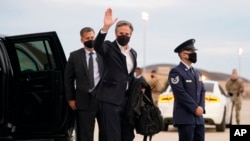 រដ្ឋមន្ត្រី​ការបរទេស​សហរដ្ឋ​អាមេរិក​លោក Antony Blinken មក​ដល់​មូលដ្ឋាន​កងទ័ព​អាកាស Andrews នៅ​រដ្ឋ Maryland នៅ​ថ្ងៃទី៤ ខែតុលា ឆ្នាំ២០២១ ដើម្បី​ឡើង​យន្តហោះ​ធ្វើ​ដំណើរ​ទៅ​ប្រទេស​បារាំង។