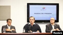 Menteri Luar Negeri Ekuador, Ricardo Patino (tengah) memberikan keterangan pers mengenai permohonan suaka pendiri WikiLeaks Julian Assange di Quito (19/6).