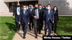 제이크 설리번 미 백악관 국가안보보좌관(가운데)과 기타무라 시게루 일본 국가안보국장(왼쪽), 서훈 한국 청와대 안보실장이 3국 안보실장 회의를 위해 2일 미 해군사관학교에서 만났다. 사진=백악관 국가안보회의 트위터