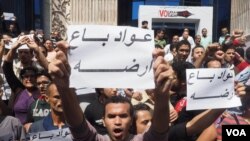 Warga Mesir mengecam penyerahan dua pulau, Tiran dan Sanafir, oleh pemerintah Mesir kepada Arab Saudi, dalam aksi di Kairo, hari Jumat (15/4).