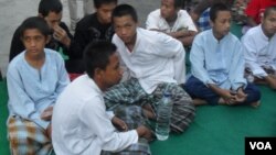 Para napi anak-anak di Rutan Solo menerima pembagian baju dan sarung baru untuk merayakan lebaran (foto: Yudha/VOA).