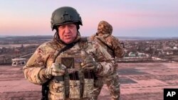 러시아 용병업체 '바그너 그룹' 예브게니 프리고진 창립자가 모처에서 전투복을 입은 채 영상 메시지를 발표하고 있다. (자료사진)