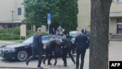 სლოვაკეთის პრემიერ-მინისტრზე თავდასხმის მომენტი.