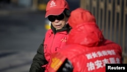 资料照：北京街头穿着红外衣的大妈担任治安志愿者。（2017年3月2日）
