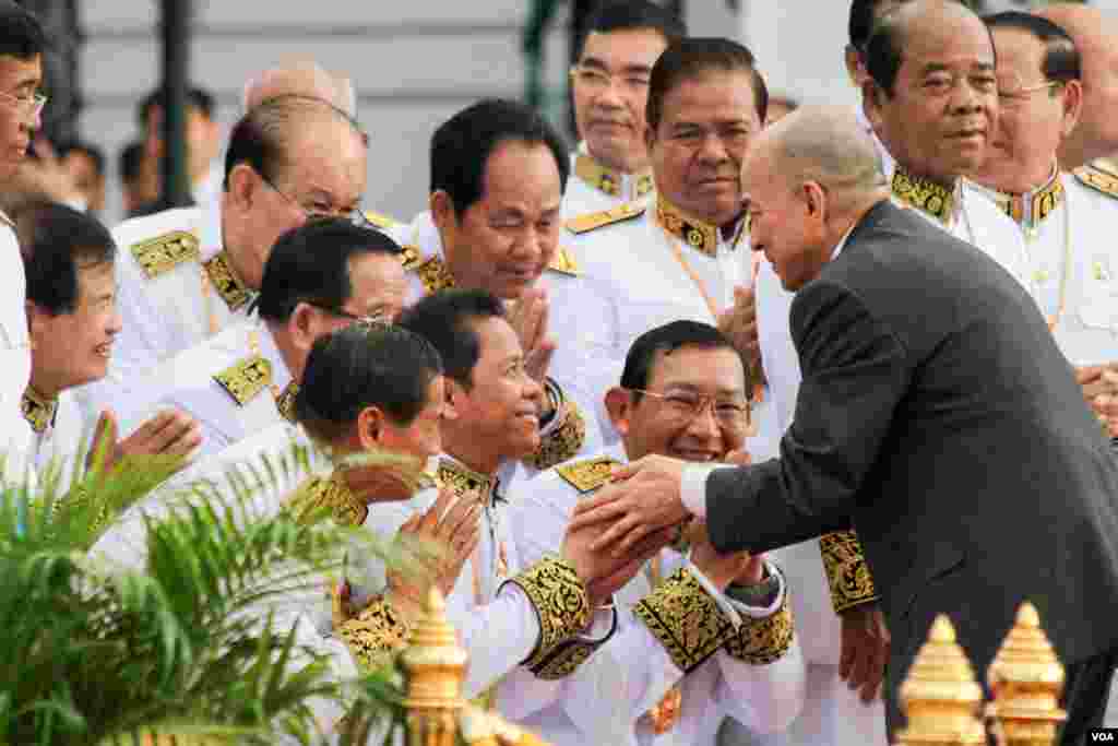 ព្រះករុណាព្រះបុរមនាថ នរោត្តម សីហមុនី ព្រះមហាក្សត្រកម្ពុជាយាងគារវៈកិច្ចដល់មន្រ្តីតំណាងរាស្រ្តនានាក្នុងឱកាសប្រារព្ធខួបលើកទី៦៣ឆ្នាំនៃទិវាបុណ្យឯករាជ្យជាតិ នៅថ្ងៃពុធ ទី៩ ខែវិច្ឆិកា ឆ្នាំ២០១៦ នារាជធានីភ្នំពេញ។